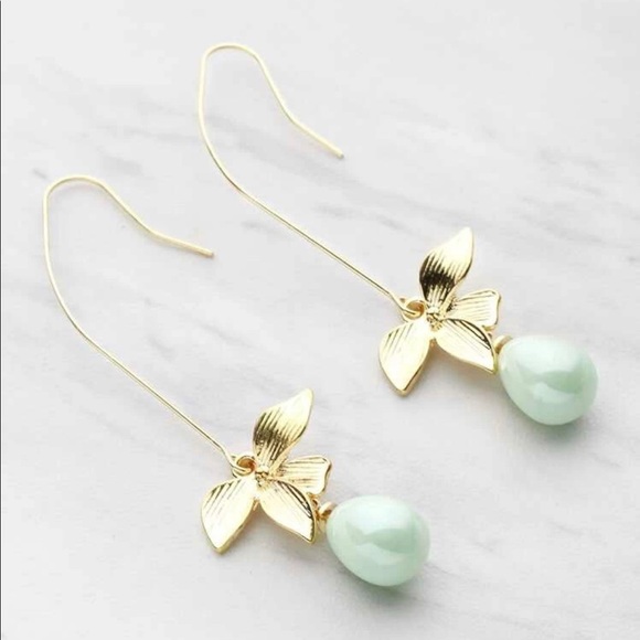 Jewelry - ✨3/$30✨Pale Green Leaf Pearls✨